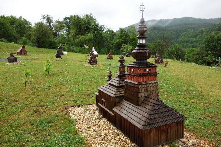 tip-vylet-pes-miniskanzen-drevene-kostolika-lutina