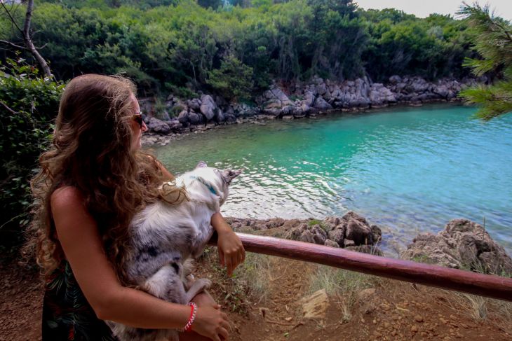 cesta do chorvátska, do chorvátska so psom, pes bruno, ostrov Krk, plaža redagara